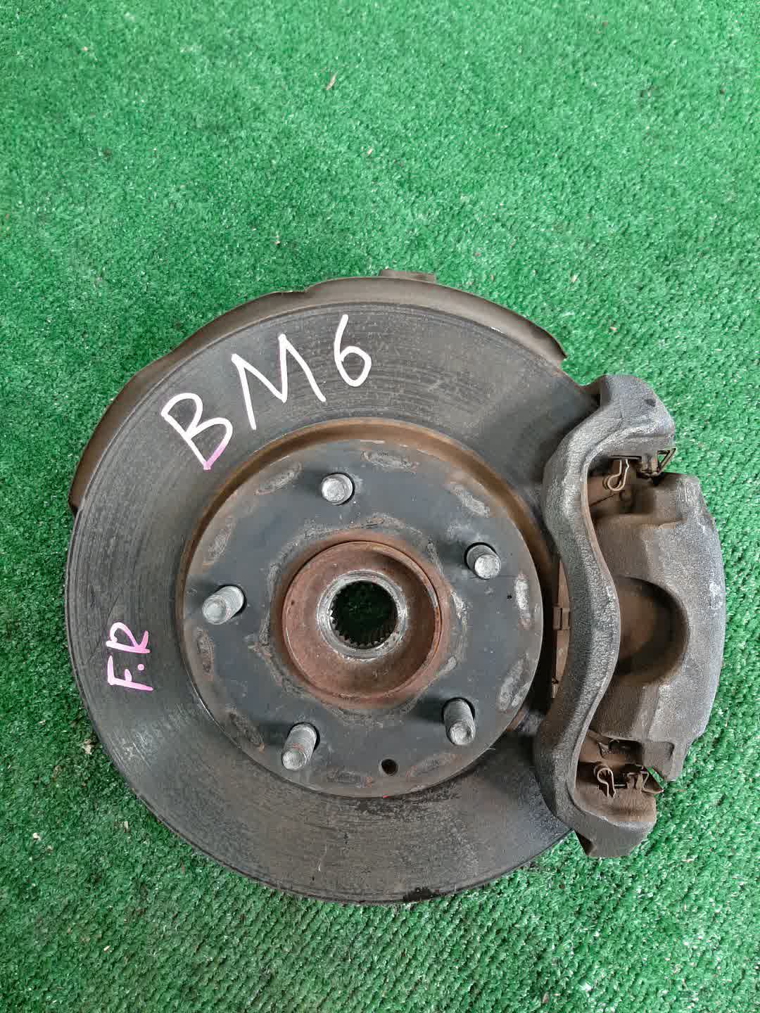 Ступица правая передняя MAZDA AXELA BM6FJ Z6 1 ракурс Ступица правая передняя MAZDA AXELA BM6FJ Z6 1 ракурс