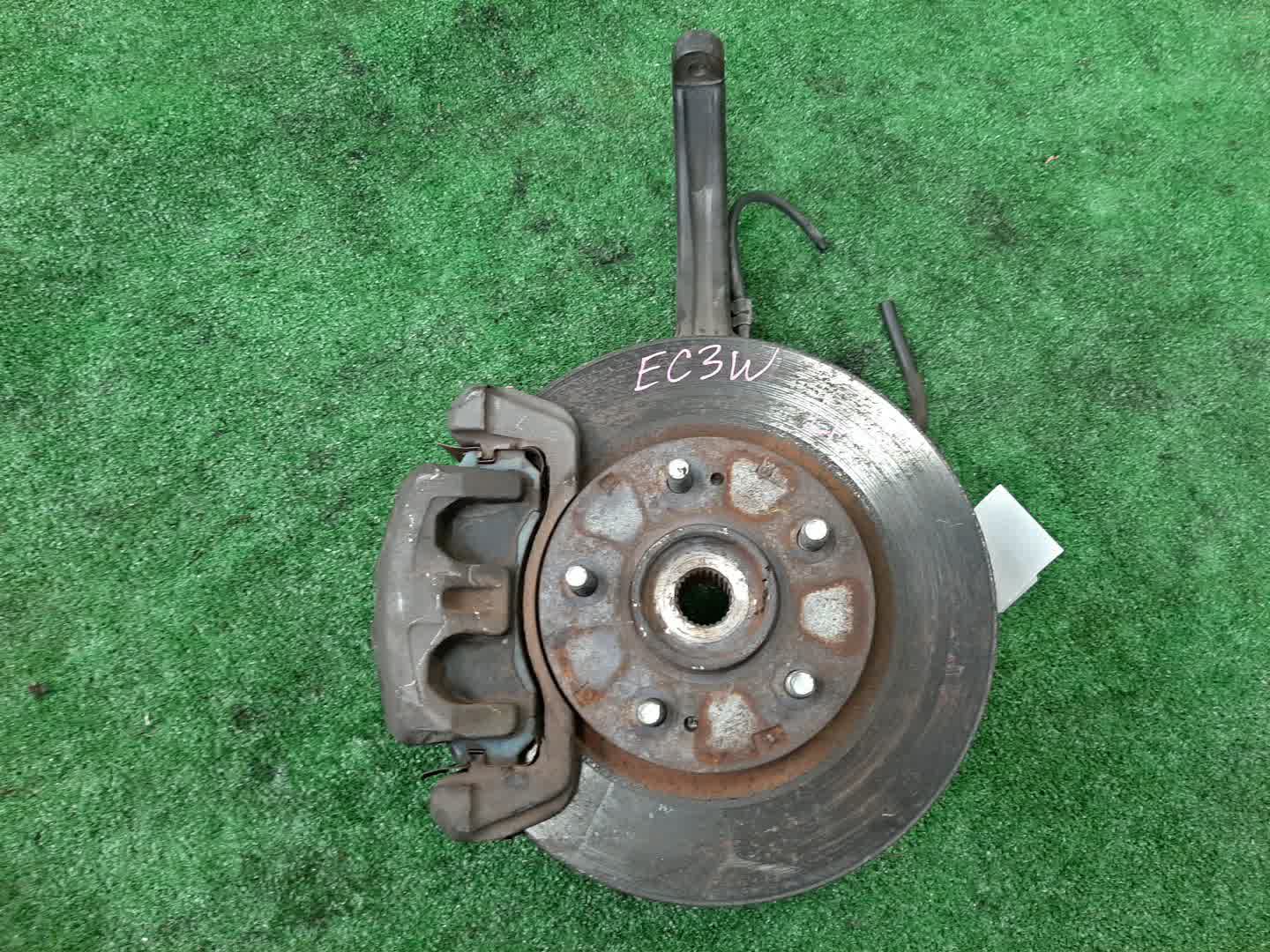 Ступица левая передняя MITSUBISHI GALANT, LEGNUM EA1A, EA7A, EC1A, EC7A, EA3A, EC1W, EA1W, EA3W, EA4W, EC3W, EC4W, EC7W, EA7W 4G93, 4G94, 4G64, 6A12 1 ракурс