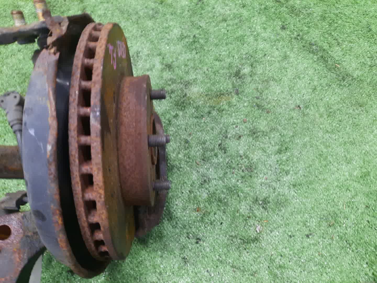 Ступица левая передняя TOYOTA SPRINTER CE113 3C-E 3 ракурс