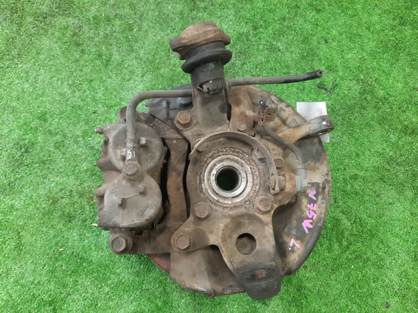 Ступица левая передняя MITSUBISHI PAJERO V75W, V65W, V78W, V73W, V77W, V63W, V68W 6G74, 4M41T, 6G72, 6G75 2 ракурс Ступица левая передняя MITSUBISHI PAJERO V75W, V65W, V78W, V73W, V77W, V63W, V68W 6G74, 4M41T, 6G72, 6G75 2 ракурс