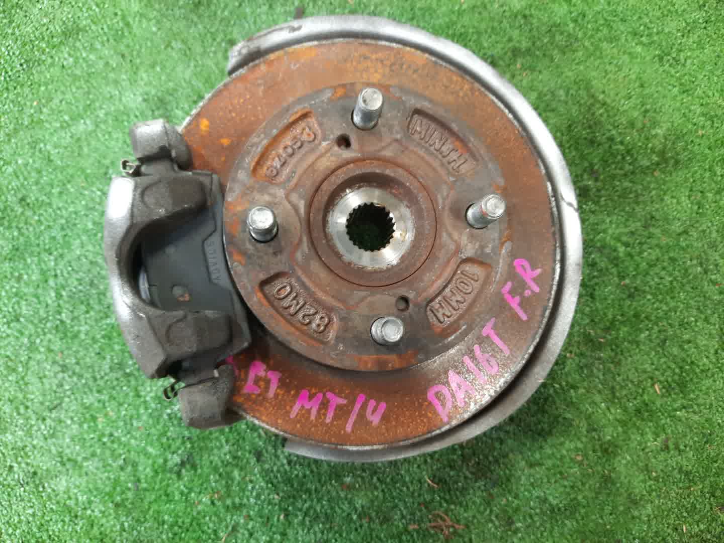 Ступица правая передняя SUZUKI CARRY TRUCK DA16T R06A 1 ракурс Ступица правая передняя SUZUKI CARRY TRUCK DA16T R06A 1 ракурс