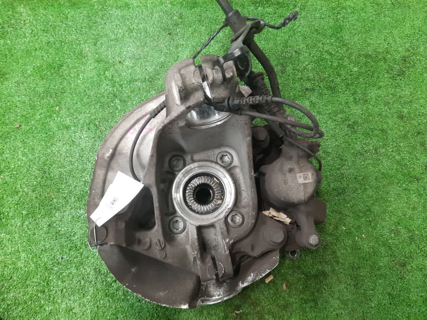 Ступица левая передняя MINI HATCH F55 B38A15A 2 ракурс