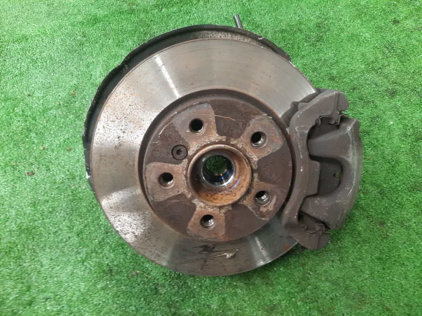 Ступица правая передняя MINI HATCH F55 B38A15A 1 ракурс
