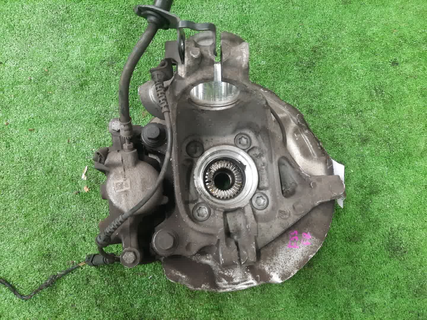 Ступица правая передняя MINI HATCH F55 B38A15A 2 ракурс