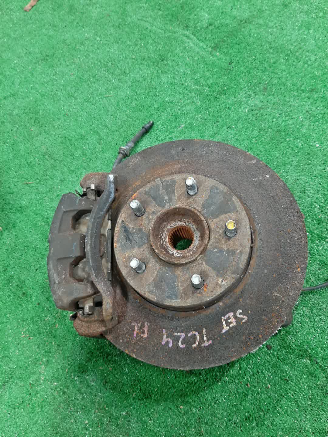 Ступица левая передняя  NISSAN SERENA TNC24, TC24, RC24, PC24, PNC24, VC24, VNC24 QR20DE, QR25DE, SR20DE, YD25DDTI 1 ракурс