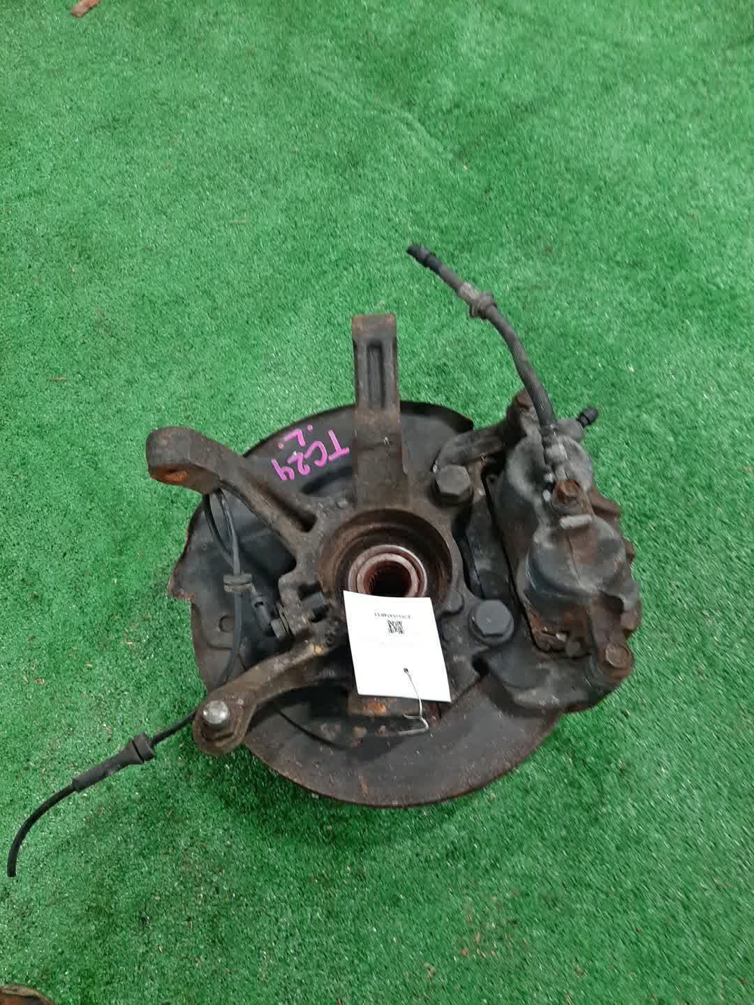 Ступица левая передняя NISSAN SERENA TNC24, TC24, RC24, PC24, PNC24, VC24, VNC24 QR20DE, QR25DE, SR20DE, YD25DDTI 3 ракурс