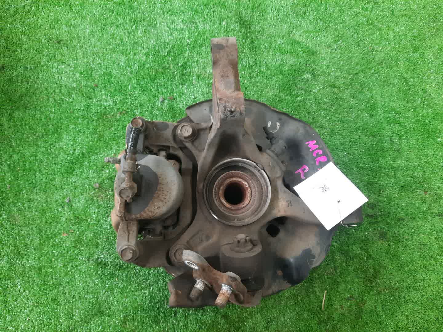 Ступица правая передняя TOYOTA ESTIMA MCR30W 1MZ-FE 2 ракурс