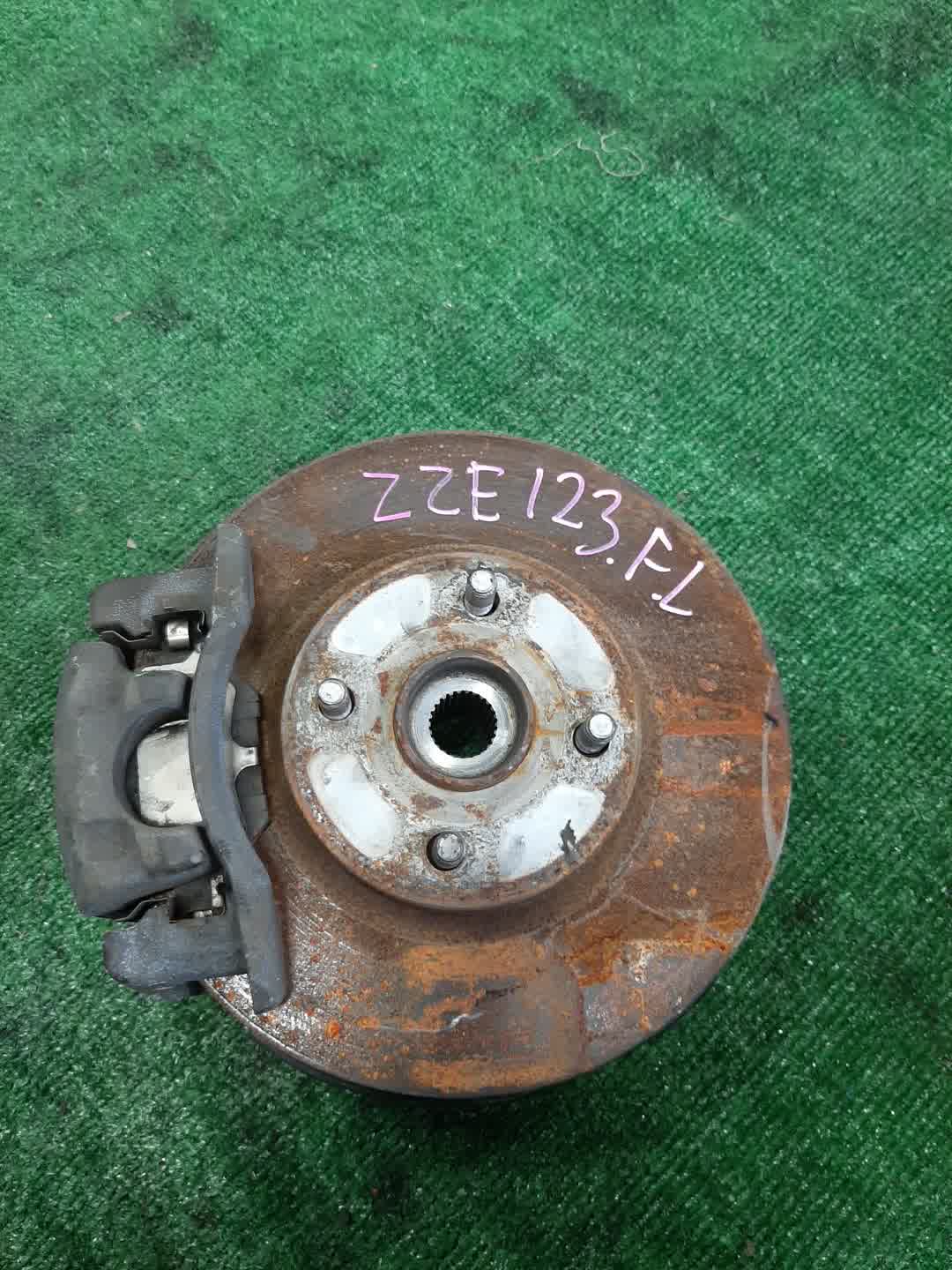 Ступица левая передняя TOYOTA COROLLA FIELDER ZZE123G 2ZZ-GE 1 ракурс Ступица левая передняя TOYOTA COROLLA FIELDER ZZE123G 2ZZ-GE 1 ракурс