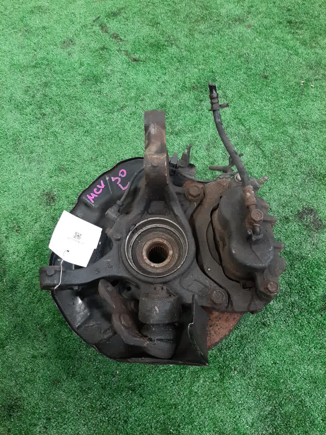 Ступица левая передняя TOYOTA WINDOM MCV30 1MZ-FE 3 ракурс