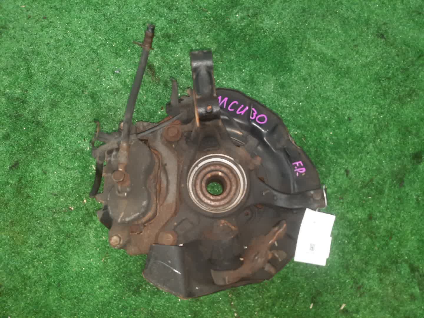 Ступица правая передняя TOYOTA HARRIER MCU30W 1MZ-FE 2 ракурс