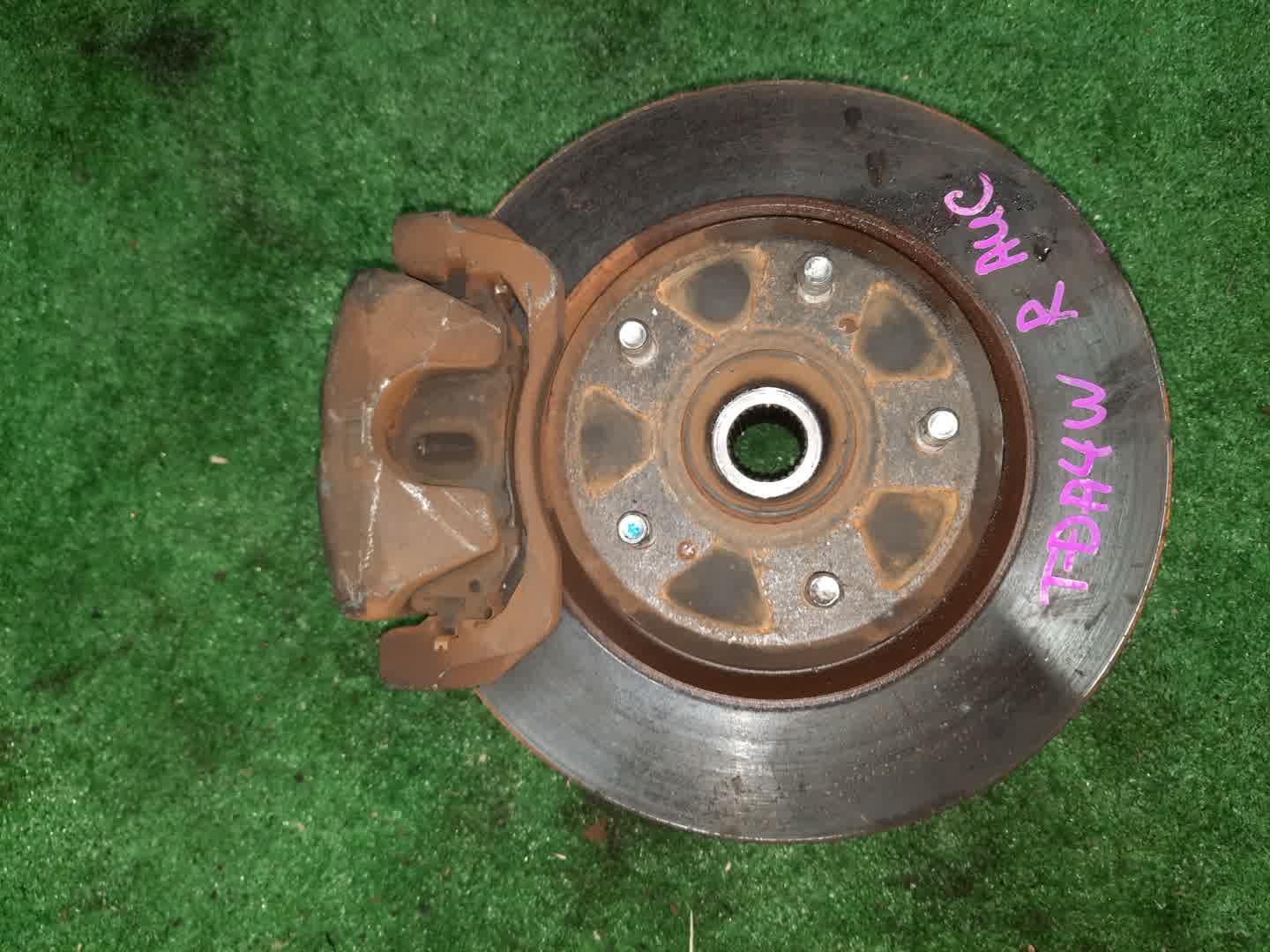Ступица правая передняя  SUZUKI ESCUDO TA74W, TDB4W, TD94W, TD54W, TDA4W M16A, N32A, H27A, J20A, J24B 1 ракурс