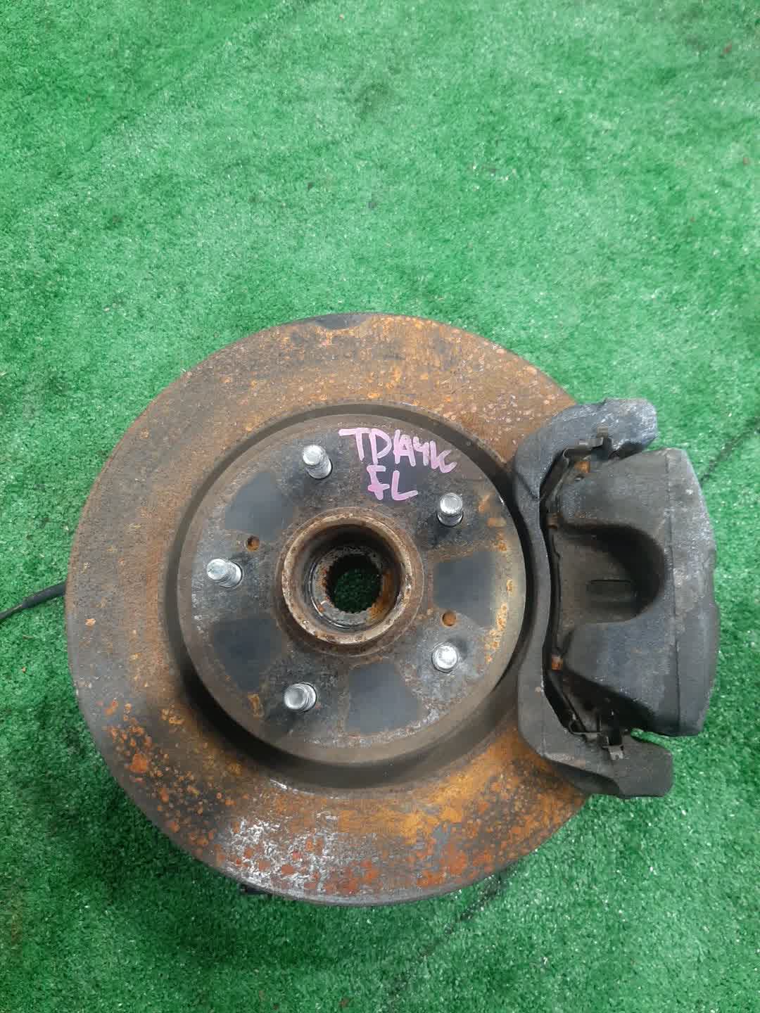 Ступица левая передняя  SUZUKI ESCUDO TA74W, TDB4W, TD94W, TD54W, TDA4W M16A, N32A, H27A, J20A, J24B 1 ракурс