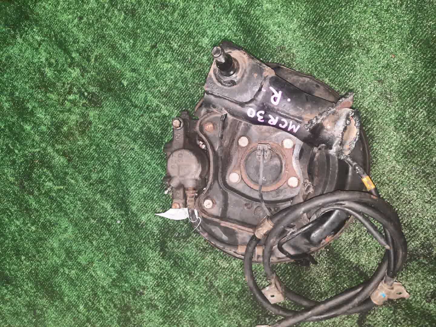 Ступица правая задняя TOYOTA ESTIMA MCR30W 1MZ-FE 2 ракурс