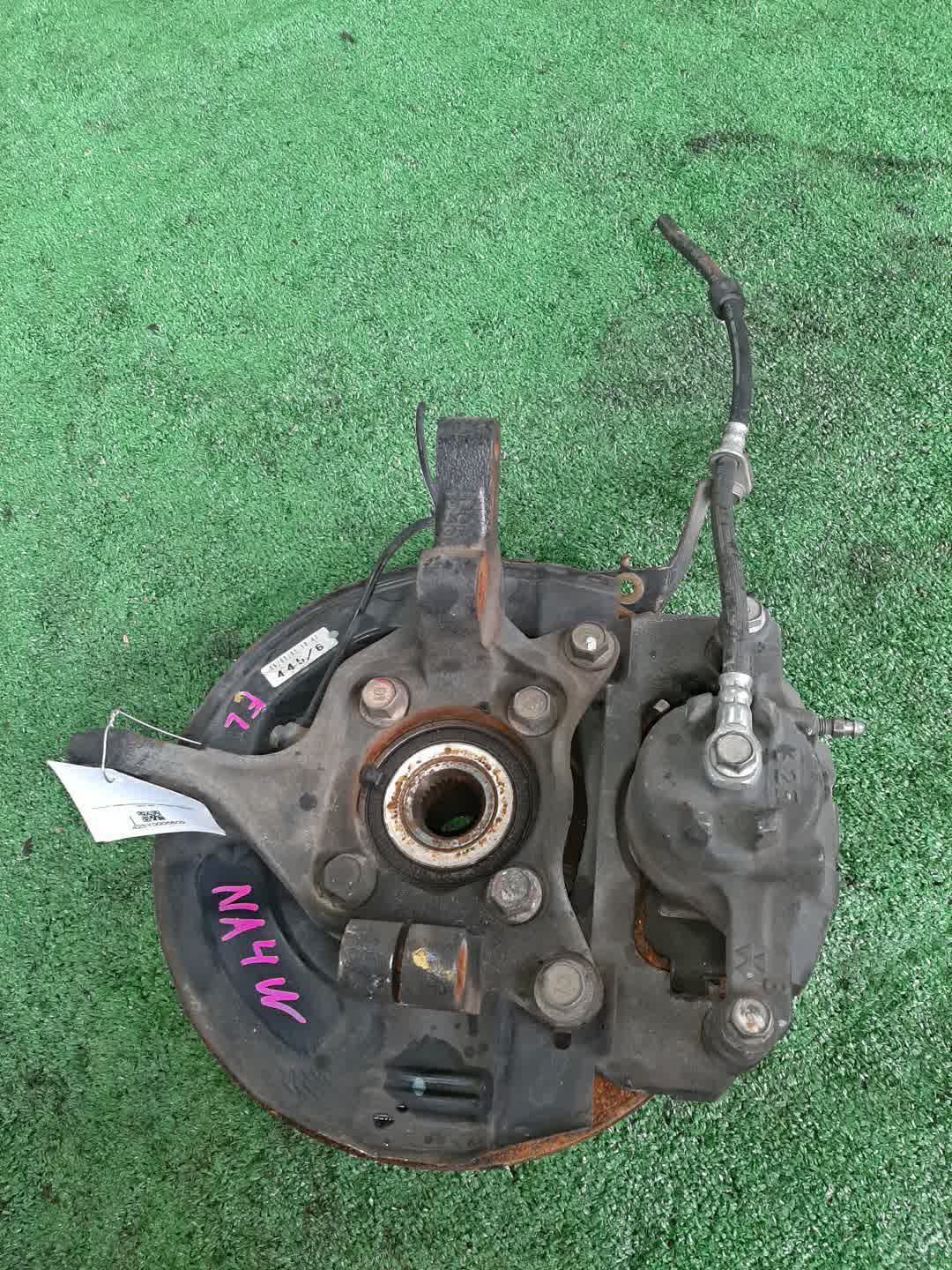 Ступица левая передняя MITSUBISHI GRANDIS NA4W 4G69 3 ракурс