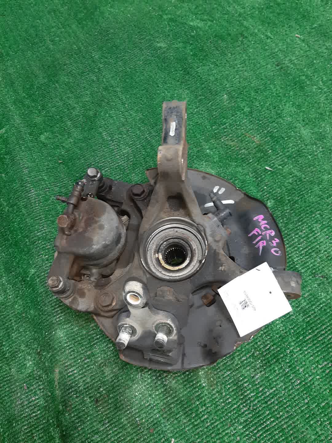 Ступица правая передняя TOYOTA ESTIMA MCR30W 1MZ-FE 3 ракурс