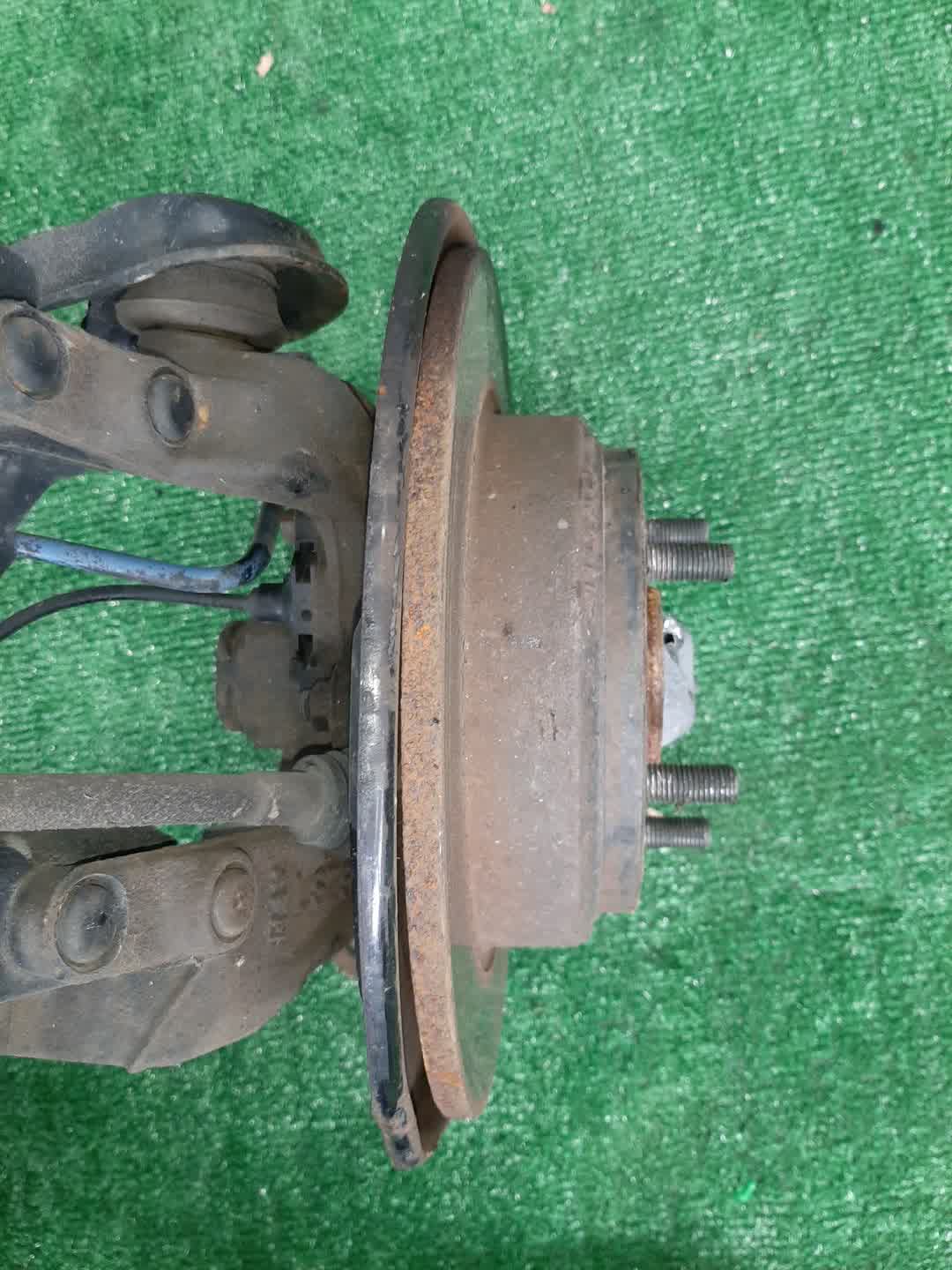 Ступица левая задняя HONDA STEPWGN RF7 K24A 3 ракурс Ступица левая задняя HONDA STEPWGN RF7 K24A 3 ракурс
