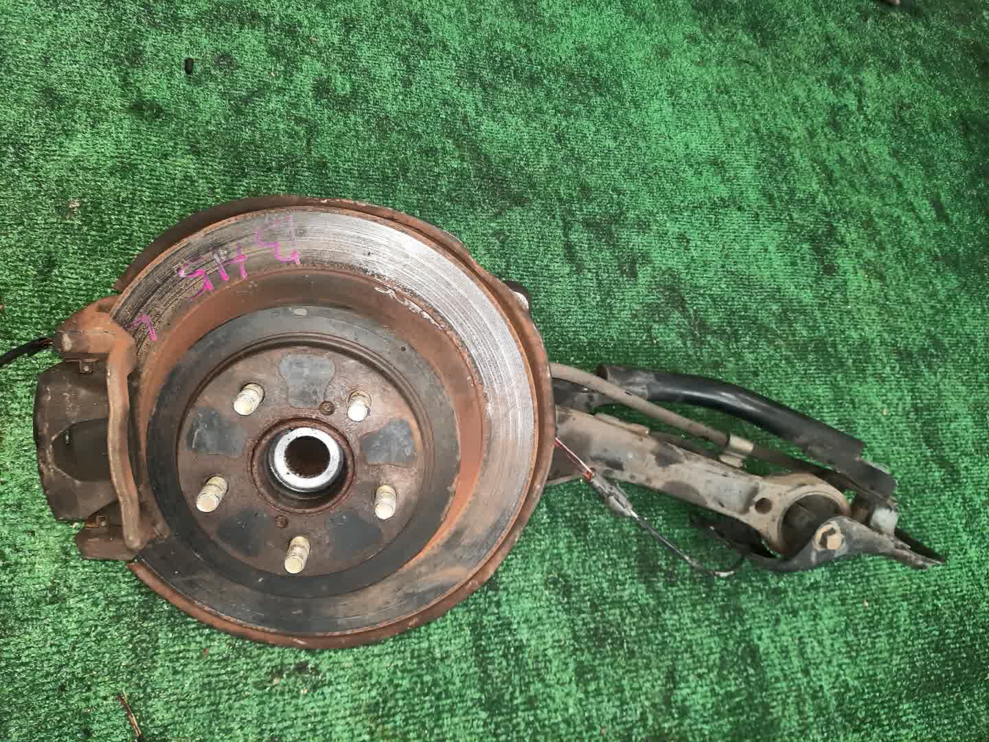 Ступица левая задняя SUBARU LEGACY LANCASTER, LEGACY, LEGACY B4 BH9, BHE, BH5, BEE, BE5, BE9 EJ25DE, EZ30DE, EJ20DE, EJ20E 1 ракурс