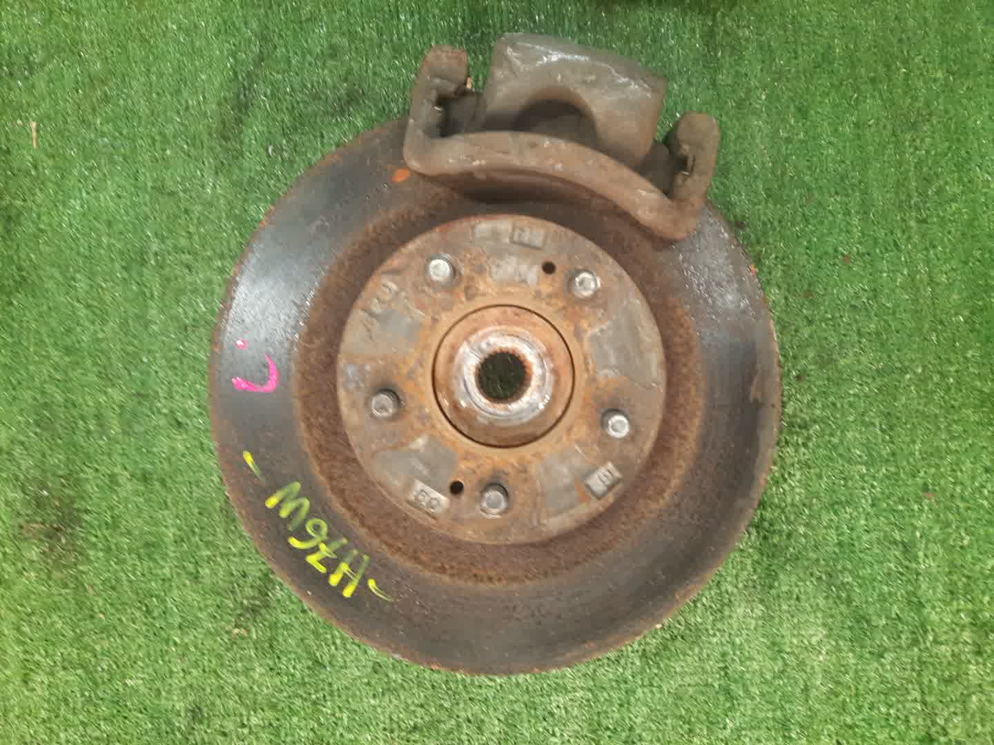 Ступица левая передняя MITSUBISHI PAJERO IO H76W, H66W, H67W, H77W 4G93, 4G93T, 4G94 1 ракурс