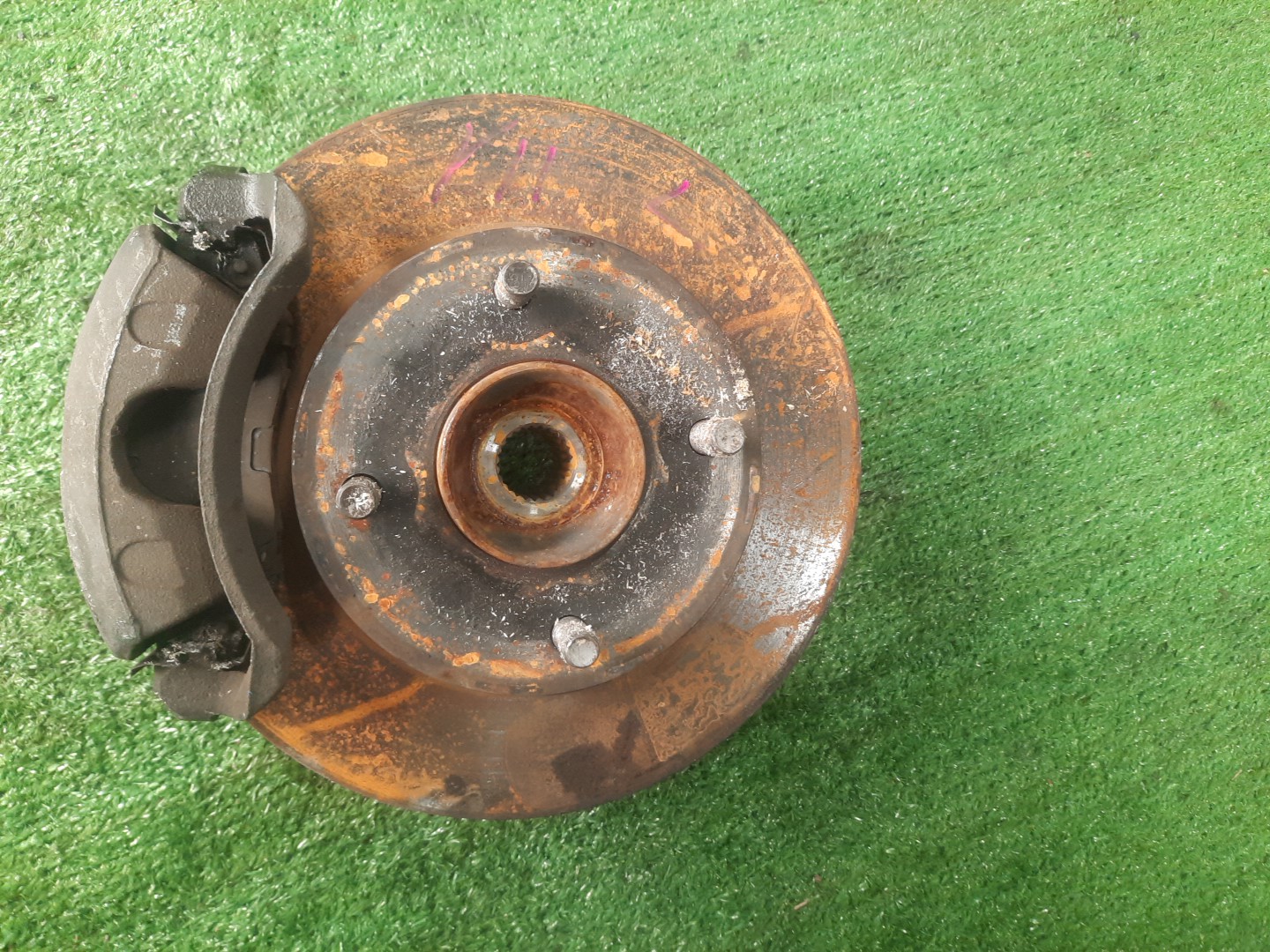 Ступица левая передняя NISSAN WINGROAD, BLUEBIRD SYLPHY Y11, G10 QR20DE, SR20VE, QR20DD 1 ракурс Ступица левая передняя NISSAN WINGROAD, BLUEBIRD SYLPHY Y11, G10 QR20DE, SR20VE, QR20DD 1 ракурс