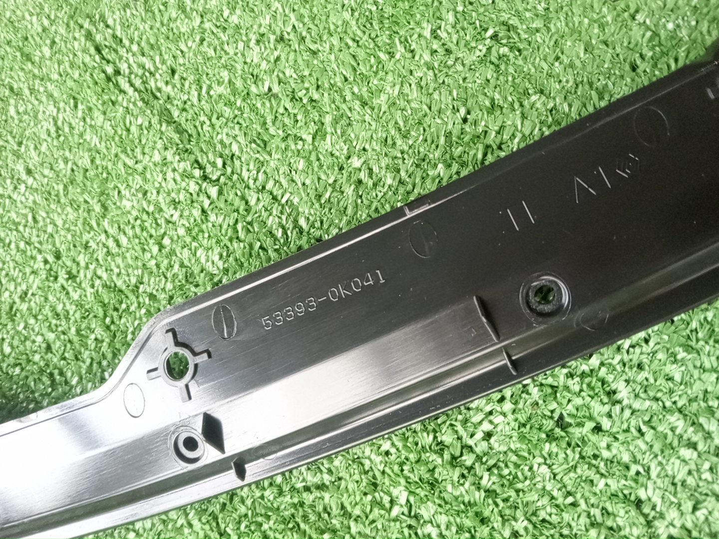 Уплотнительная резинка TOYOTA HILUX GUN125 53393-0K041 3 ракурс