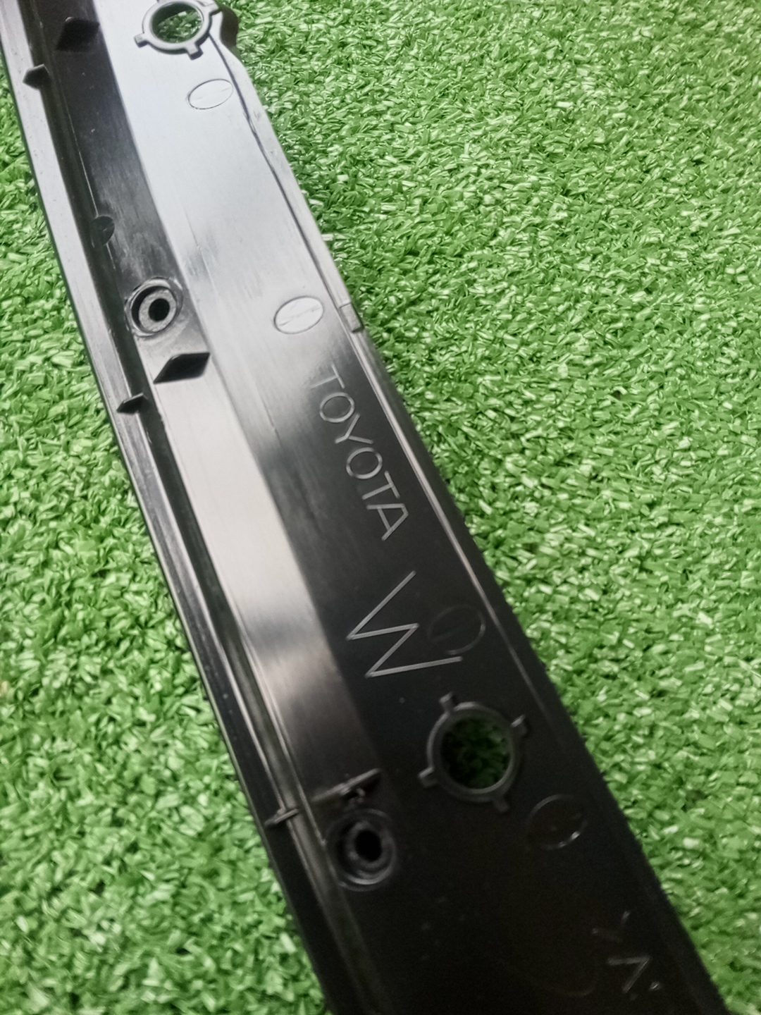 Уплотнительная резинка TOYOTA HILUX GUN125 53393-0K041 4 ракурс