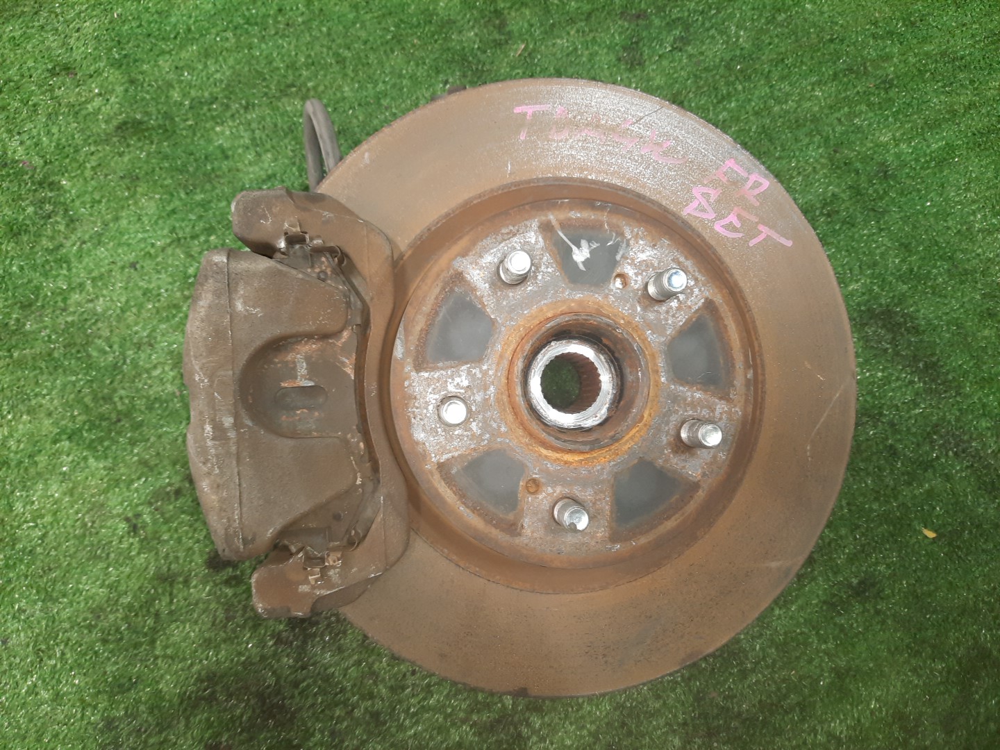 Ступица правая передняя  SUZUKI ESCUDO TA74W, TDB4W, TD94W, TD54W, TDA4W M16A, N32A, H27A, J20A, J24B 1 ракурс