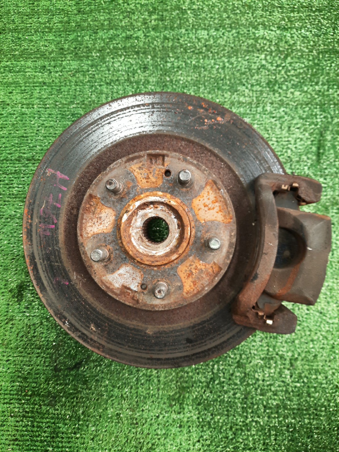 Ступица левая передняя MITSUBISHI PAJERO IO H76W, H66W, H67W, H77W 4G93, 4G93T, 4G94 1 ракурс