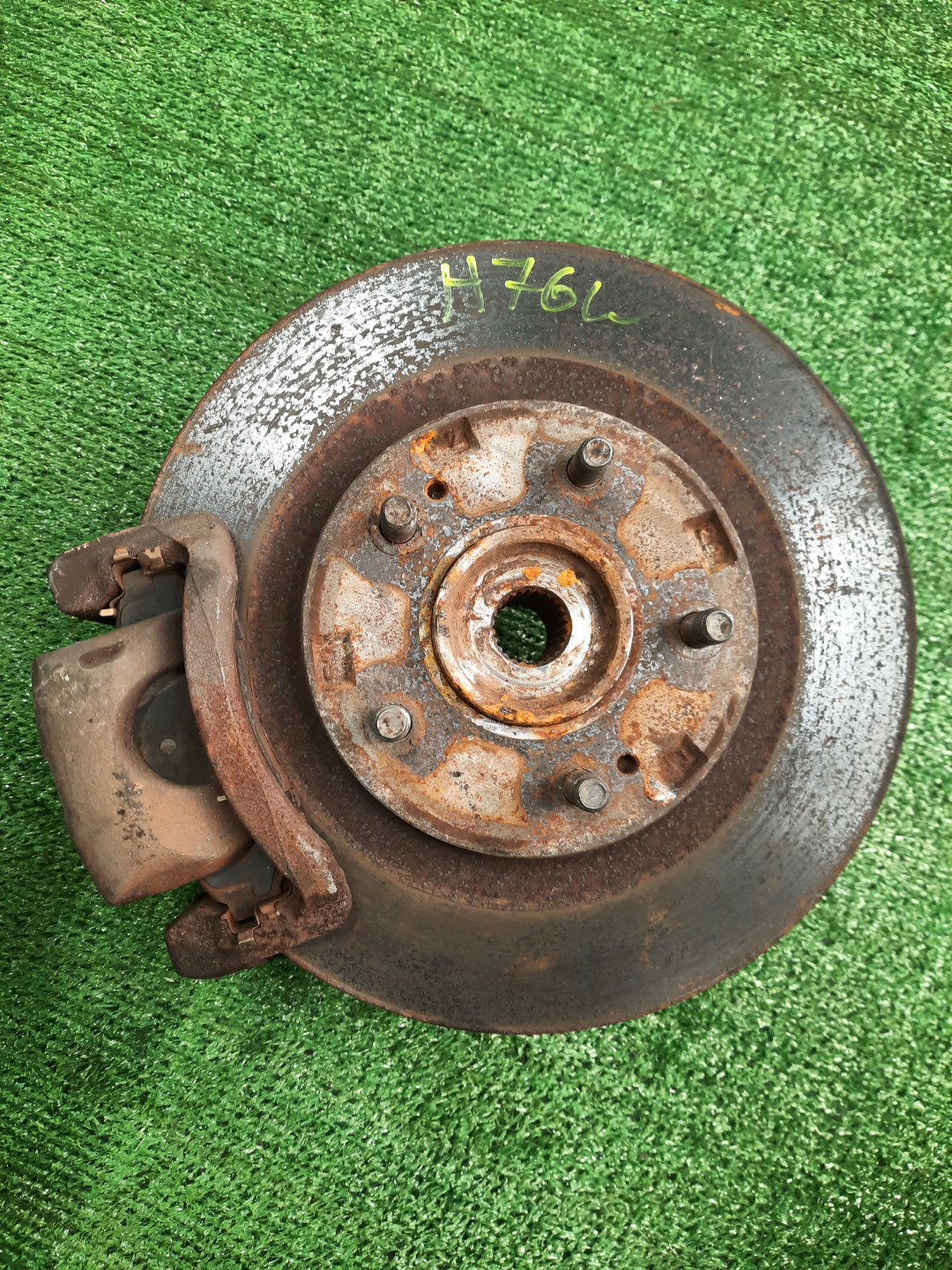 Ступица левая передняя MITSUBISHI PAJERO IO H76W, H66W, H67W, H77W 4G93, 4G93T, 4G94 1 ракурс