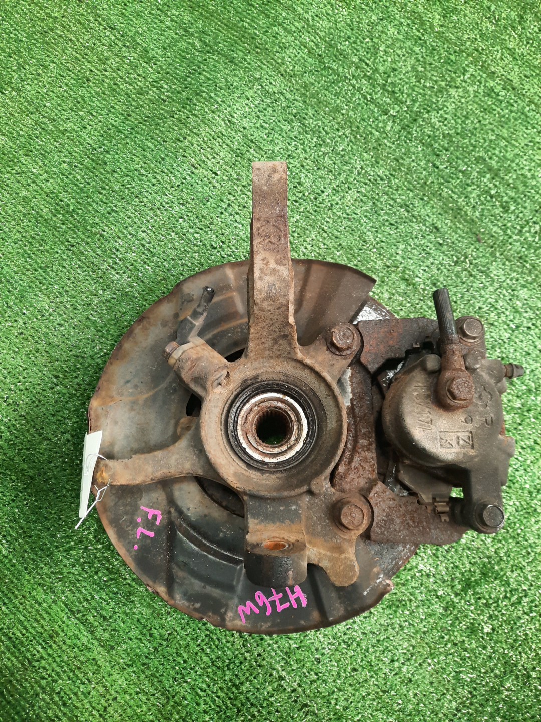Ступица левая передняя MITSUBISHI PAJERO IO H76W, H66W, H67W, H77W 4G93, 4G93T, 4G94 3 ракурс