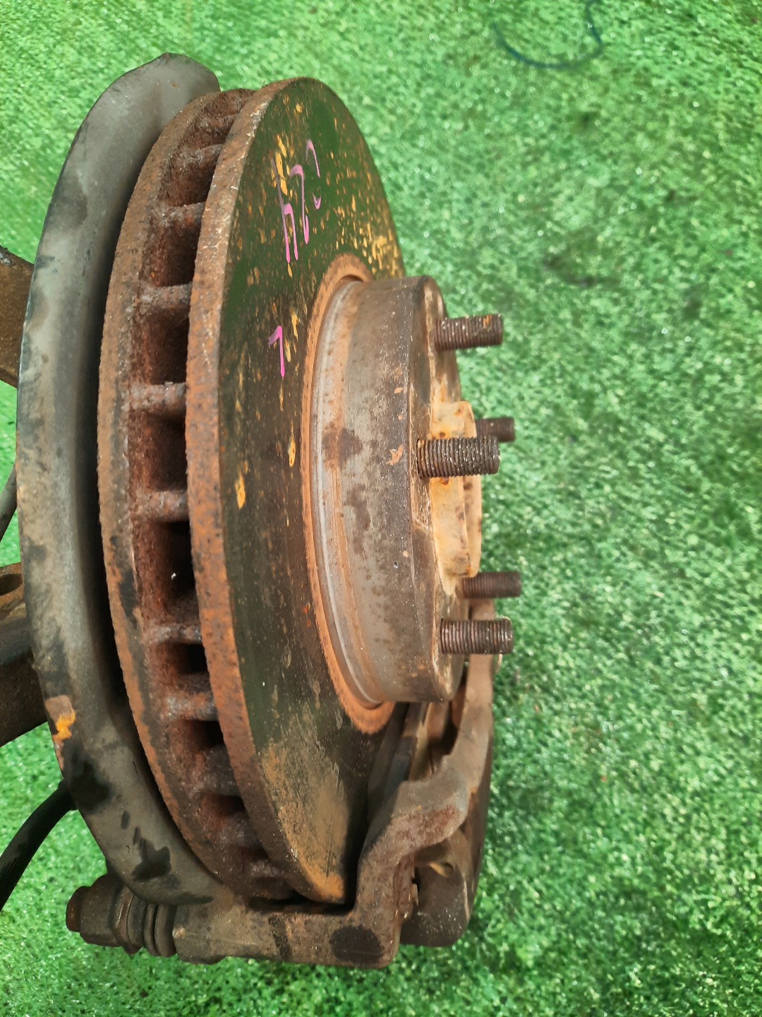 Ступица левая передняя для NISSAN SERENA TNC24, TC24, RC24, PC24, PNC24, VC24, VNC24 QR20DE, QR25DE, SR20DE, YD25DDTI 2 ракурс Ступица левая передняя для NISSAN SERENA TNC24, TC24, RC24, PC24, PNC24, VC24, VNC24 QR20DE, QR25DE, SR20DE, YD25DDTI 2 ракурс