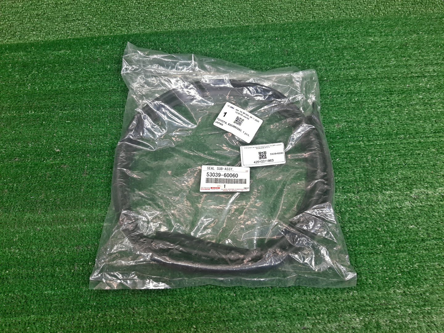 Уплотнительная резинка TOYOTA LAND CRUISER VJA300W 53039-60060 1 ракурс