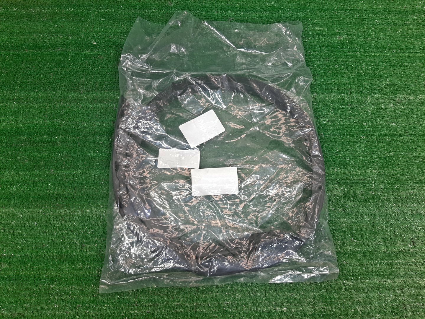 Уплотнительная резинка TOYOTA LAND CRUISER VJA300W 53039-60060 2 ракурс