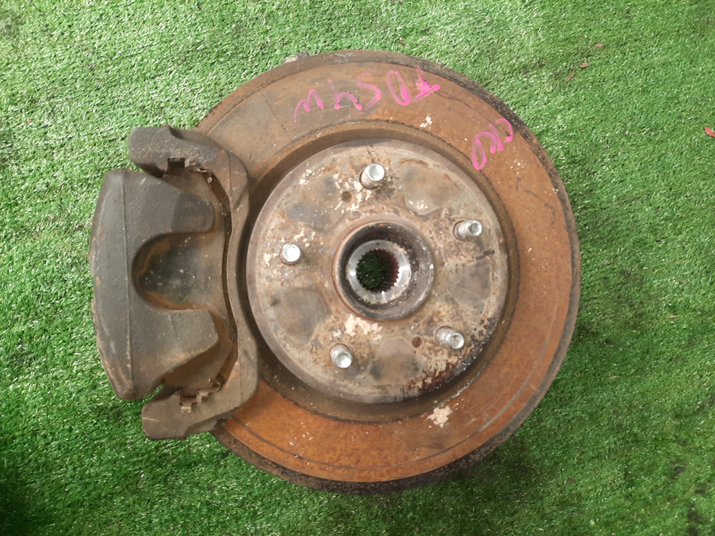 Ступица правая передняя  SUZUKI ESCUDO TA74W, TDB4W, TD94W, TD54W, TDA4W M16A, N32A, H27A, J20A, J24B 1 ракурс