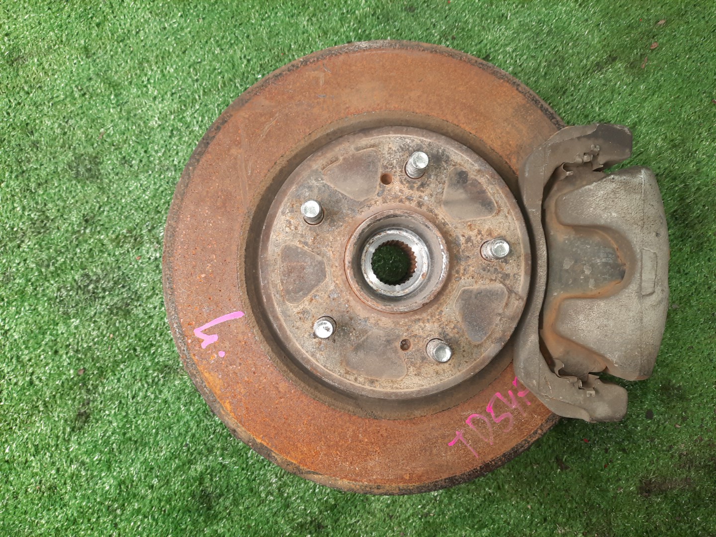 Ступица левая передняя  SUZUKI ESCUDO TA74W, TDB4W, TD94W, TD54W, TDA4W M16A, N32A, H27A, J20A, J24B 1 ракурс