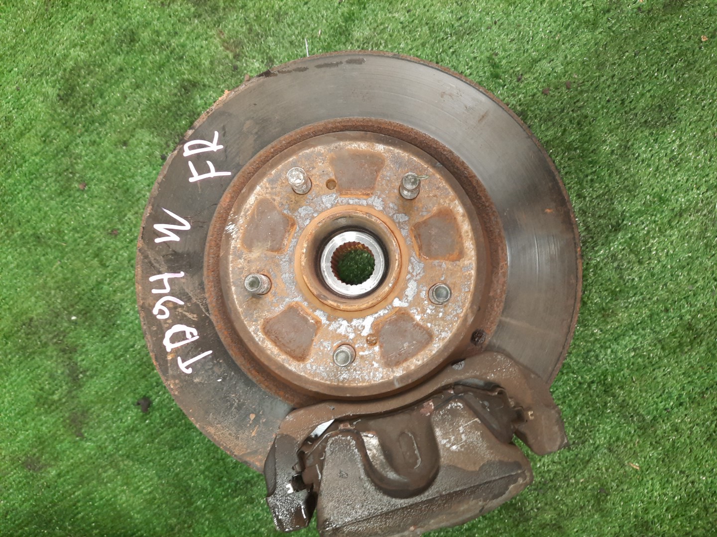 Ступица правая передняя  SUZUKI ESCUDO TA74W, TDB4W, TD94W, TD54W, TDA4W M16A, N32A, H27A, J20A, J24B 1 ракурс