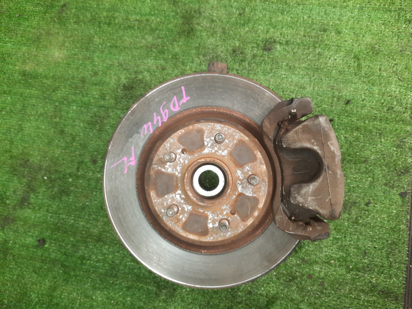 Ступица левая передняя  SUZUKI ESCUDO TA74W, TDB4W, TD94W, TD54W, TDA4W M16A, N32A, H27A, J20A, J24B 1 ракурс