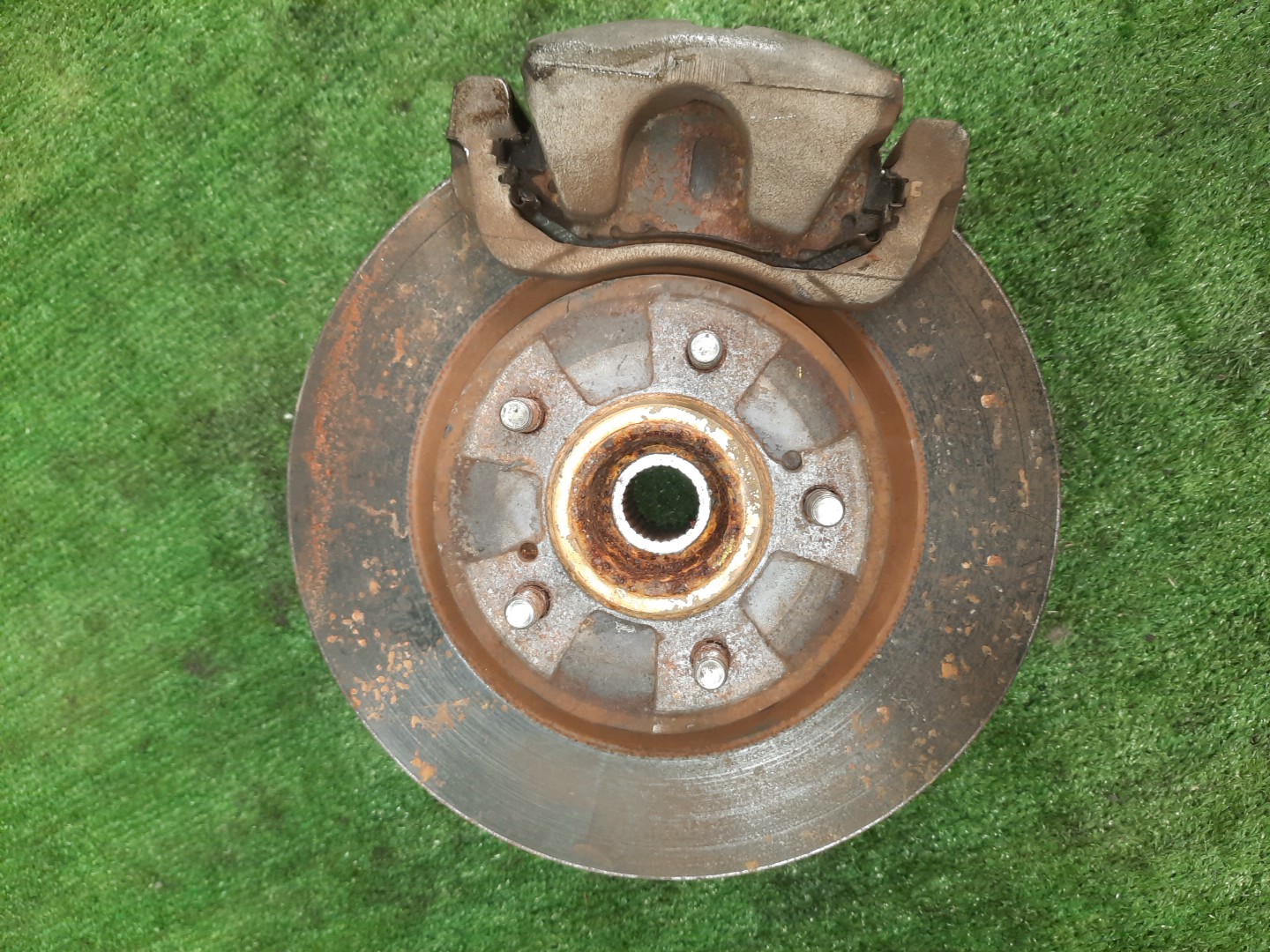 Ступица левая передняя  SUZUKI ESCUDO TA74W, TDB4W, TD94W, TD54W, TDA4W M16A, N32A, H27A, J20A, J24B 1 ракурс