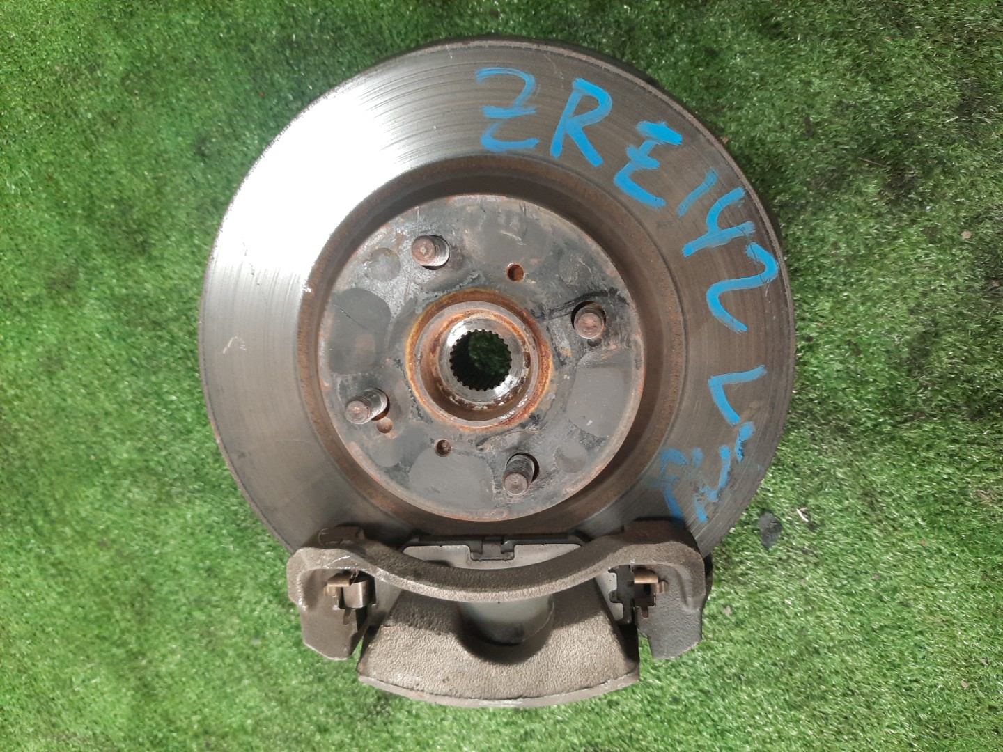 Ступица левая передняя TOYOTA AXIO, COROLLA FIELDER, COROLLA  AXIO, FIELDER NZE141, ZRE142, ZRE142G, NZE141G 1NZ-FE, 2ZR-FAE, 2ZR-FE 3 ракурс