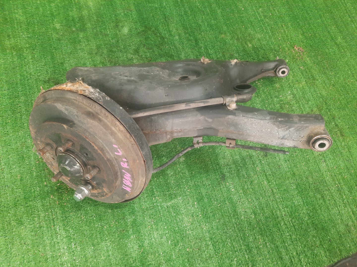 Ступица левая задняя MITSUBISHI CHARIOT GRANDIS N84W 4G64 2 ракурс
