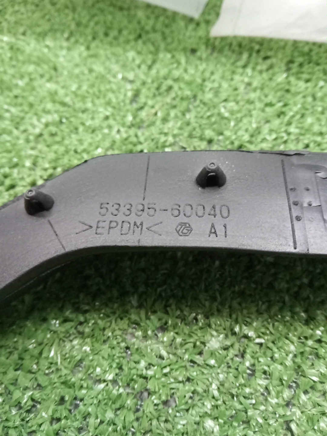 Уплотнительная резинка TOYOTA LAND CRUISER PRADO TRJ150 53395-60040 2 ракурс