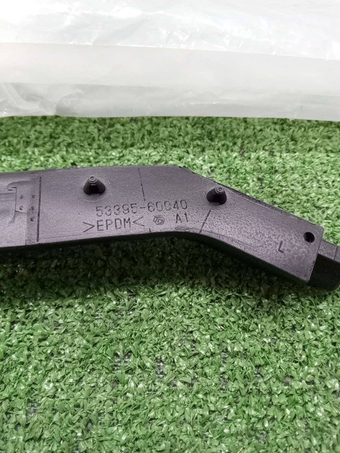 Уплотнительная резинка TOYOTA LAND CRUISER PRADO TRJ150 53395-60040 3 ракурс
