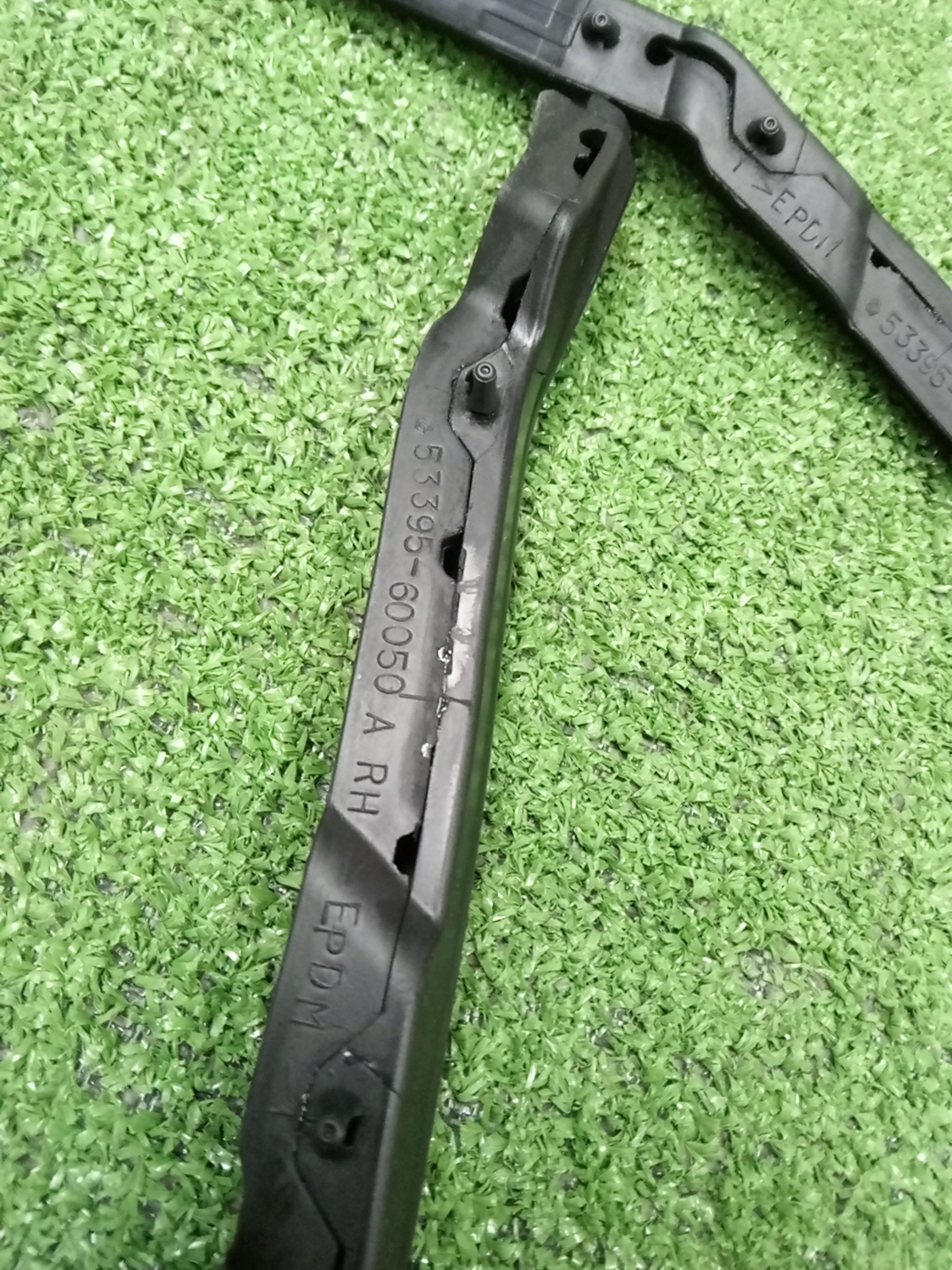 Уплотнительная резинка LEXUS GX460 URJ150 53395-60050 3 ракурс