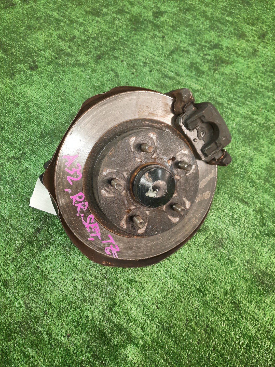 Ступица правая задняя NISSAN CEFIRO, PRIMERA, TINO A32, A33, P12, V10 VQ30DE, VQ20DE, VQ25DE, VQ25DD, QG18DE, QR20DE, SR20VE, QR25DD, SR20DE 1 ракурс