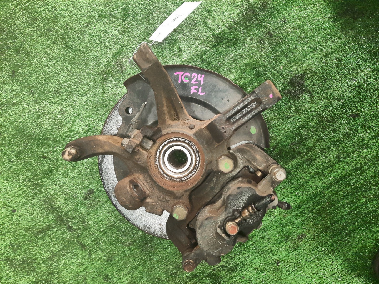 Ступица левая передняя NISSAN SERENA TNC24, TC24, RC24, PC24, PNC24, VC24, VNC24 QR20DE, QR25DE, SR20DE, YD25DDTI 1 ракурс Ступица левая передняя NISSAN SERENA TNC24, TC24, RC24, PC24, PNC24, VC24, VNC24 QR20DE, QR25DE, SR20DE, YD25DDTI 1 ракурс