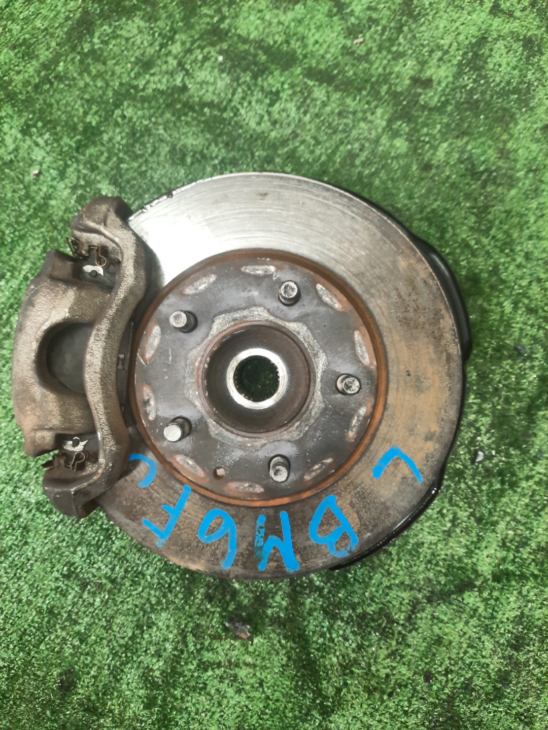 Ступица левая передняя MAZDA AXELA BM6FJ Z6 1 ракурс Ступица левая передняя MAZDA AXELA BM6FJ Z6 1 ракурс