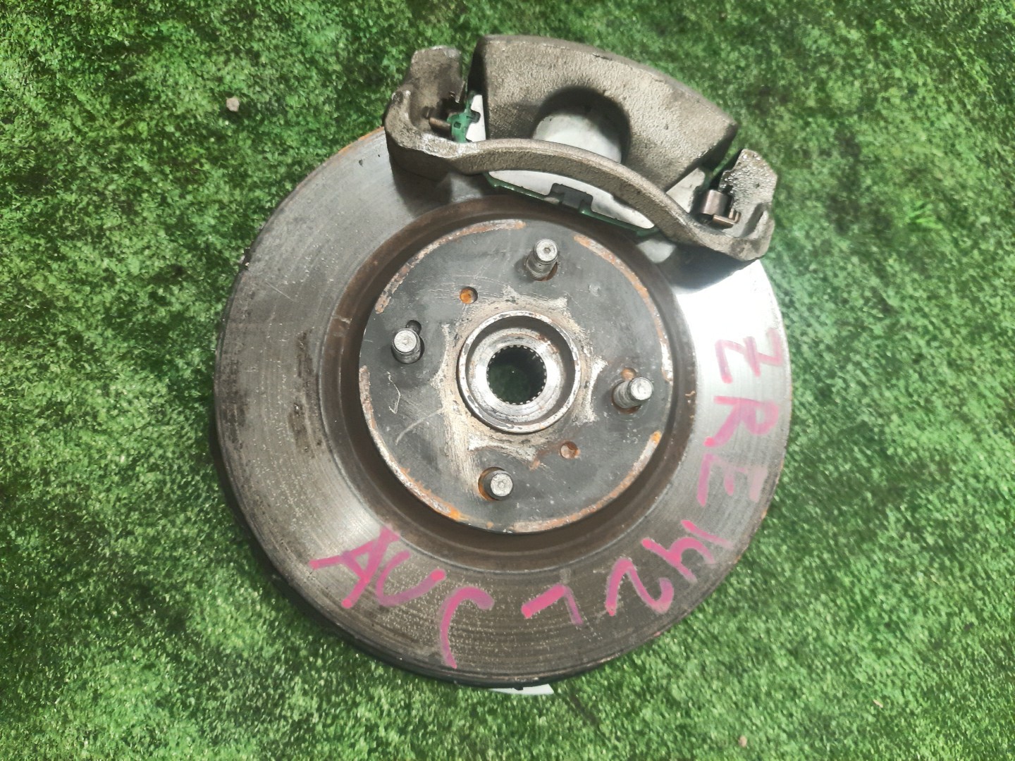 Ступица левая передняя TOYOTA AXIO, COROLLA FIELDER, COROLLA  AXIO, FIELDER NZE141, ZRE142, ZRE142G, NZE141G 1NZ-FE, 2ZR-FAE, 2ZR-FE 1 ракурс