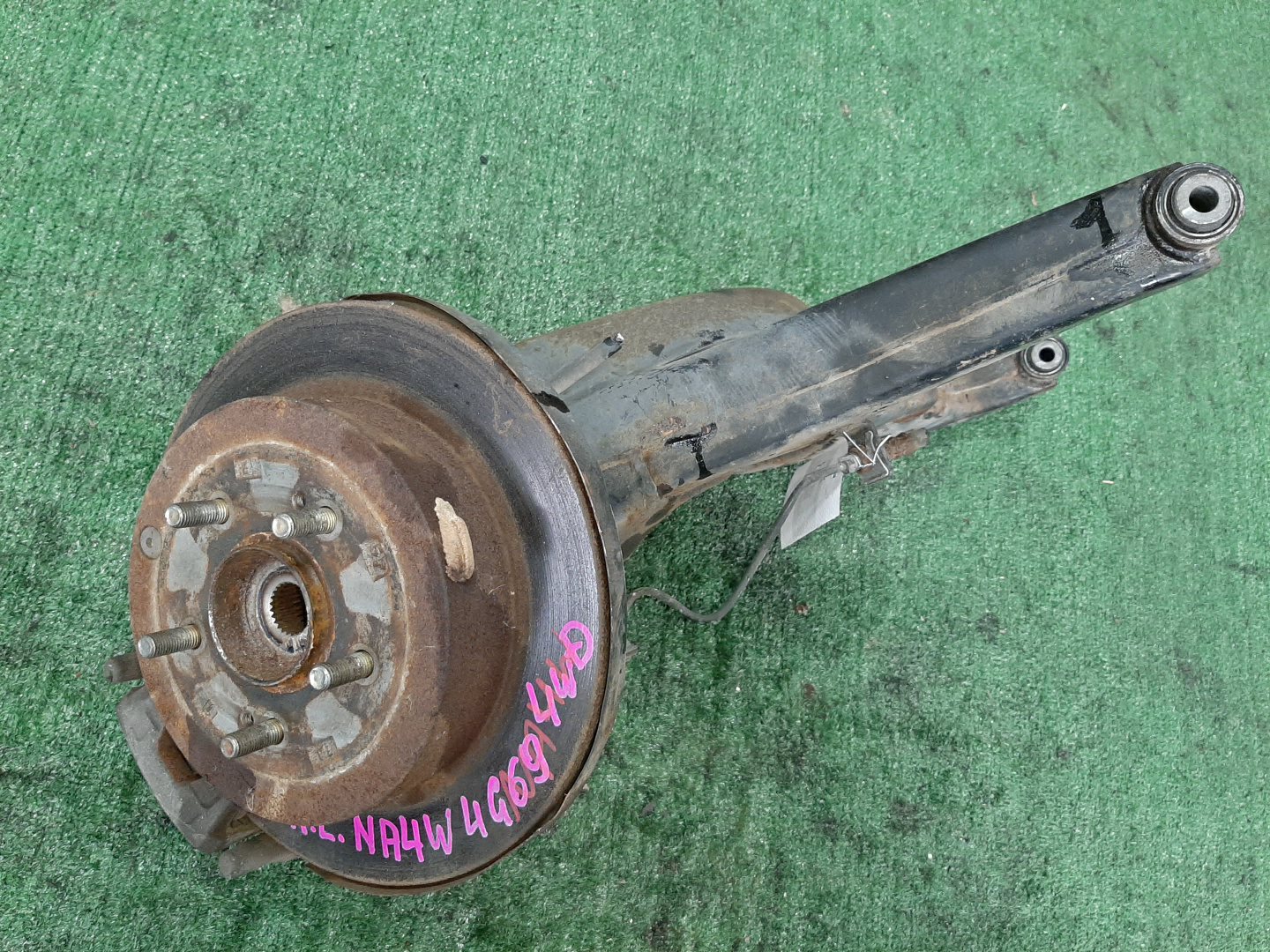 Ступица левая задняя MITSUBISHI GRANDIS NA4W 4G69 1 ракурс