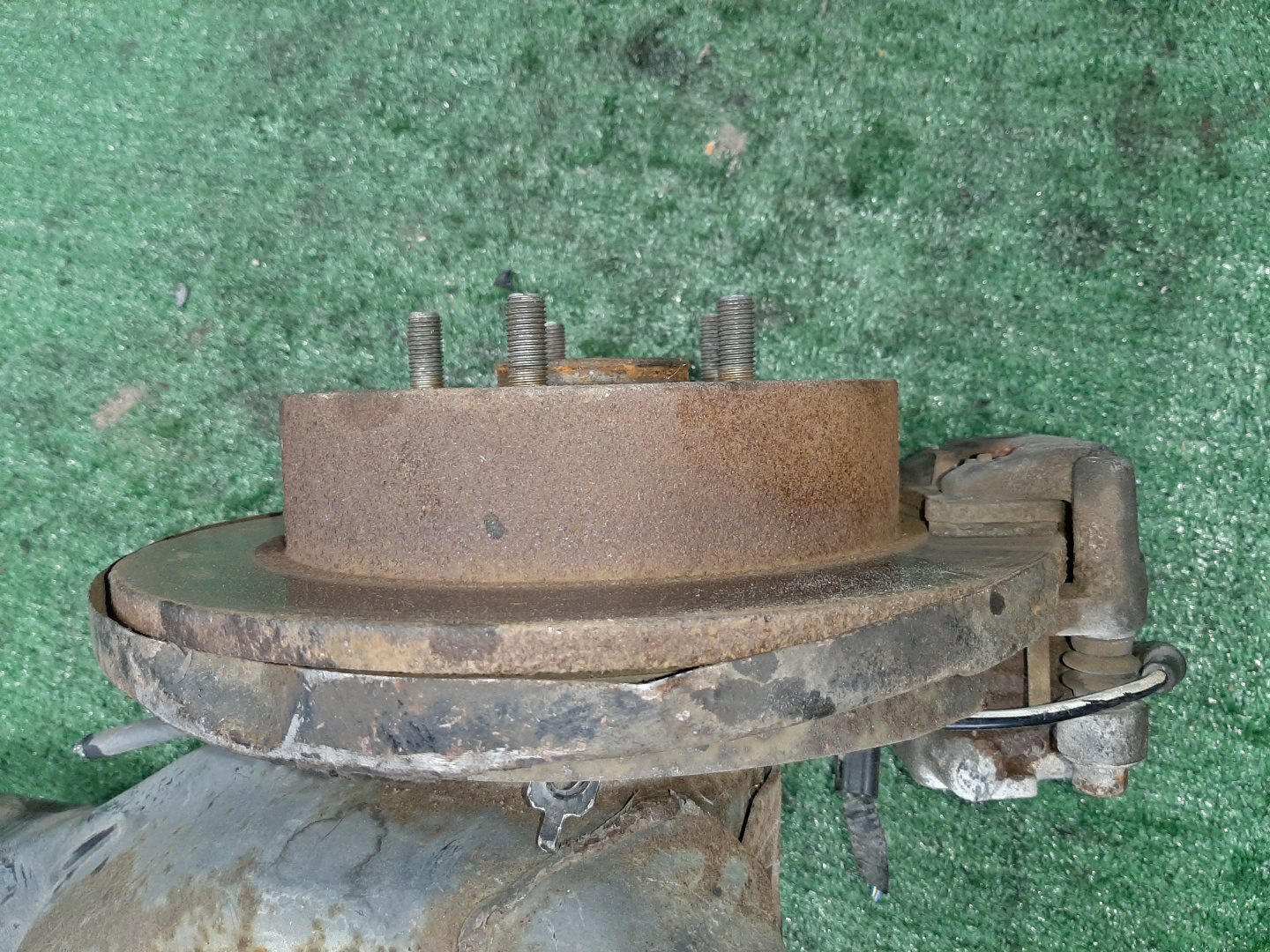 Ступица левая задняя MITSUBISHI GRANDIS NA4W 4G69 3 ракурс