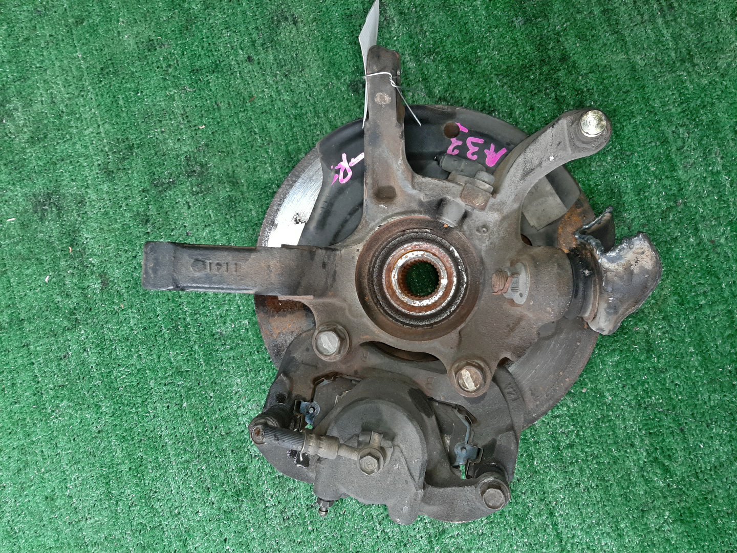 Ступица правая передняя NISSAN CEFIRO A33 VQ20DE, VQ25DD 3 ракурс