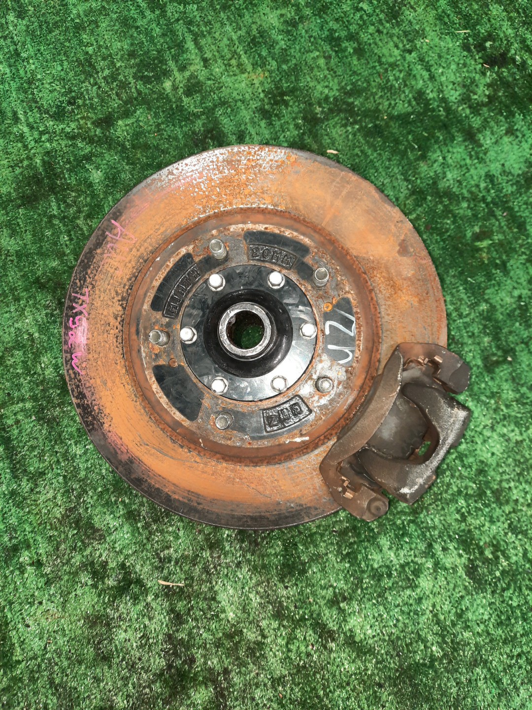 Ступица левая передняя SUZUKI ESCUDO, GRAND ESCUDO TD62W, TD32W, TA02W, TJ52W, TX92W, TD02W, TA52W, TL52W, TD52W H25A, RF-T, G16A, J20A, H27A 1 ракурс